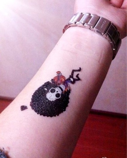 这带卷发的骷髅头真的很个性图片