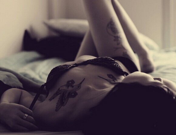 美女胸部温馨好看小鸟叼花纹身图案图片