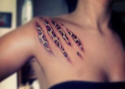 女性肩部豹纹刺青图片