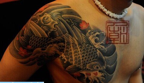 经典的男性胸部鲤鱼纹身图片