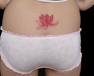 出淤泥而不染 红色荷花女性腰部纹身图片缩略频道推荐图