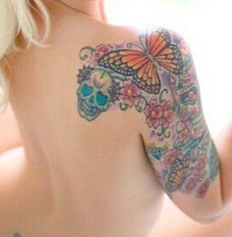 美女肩部蝴蝶与花藤彩色纹身图片