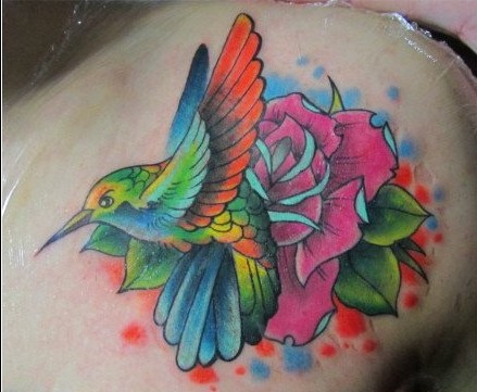 肩膀处漂亮的彩色小蜂鸟纹身图案图片