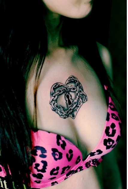 胸前的爱心锁纹身图案图片