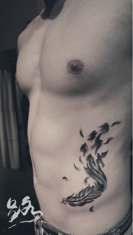 腹部唯美的羽化燕纹身图案图片