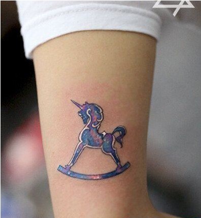 一幅手臂星空木马纹身图案图片