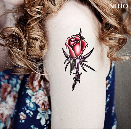 美女肩部温馨好看玫瑰花纹身图案图片