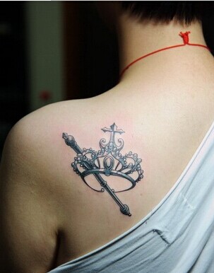 女生肩部清新皇冠纹身图图片