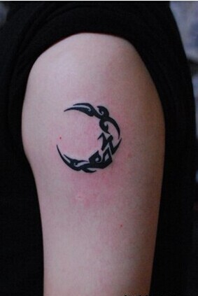 男生肩部唯美月亮图腾纹身图片