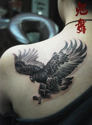 　　女孩子肩背超酷的老鹰纹身图案图片
