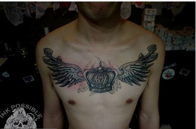 男性前胸很酷经典的皇冠翅膀纹身作品图片