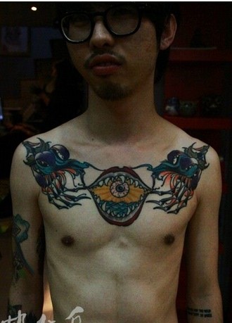 男生前胸很帅经典的死亡之花骸骨纹身图片