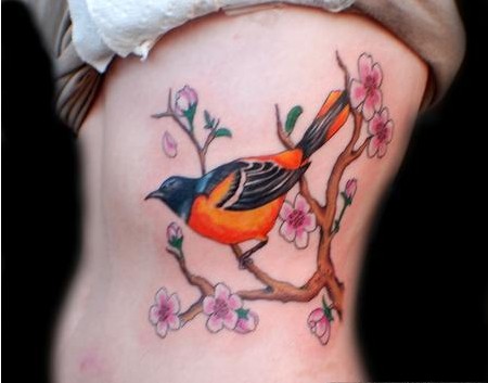 女性腰部鸟梅花纹身图片