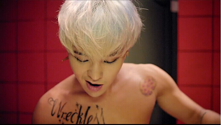 90后帅哥胸部唯美英文纹身图案图片