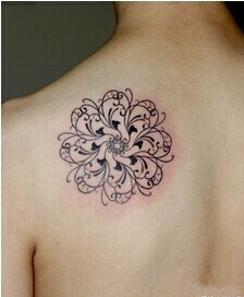 男生肩部优雅好看花图腾纹身图片