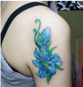 　女孩子手臂精美的百合花纹身图片图片