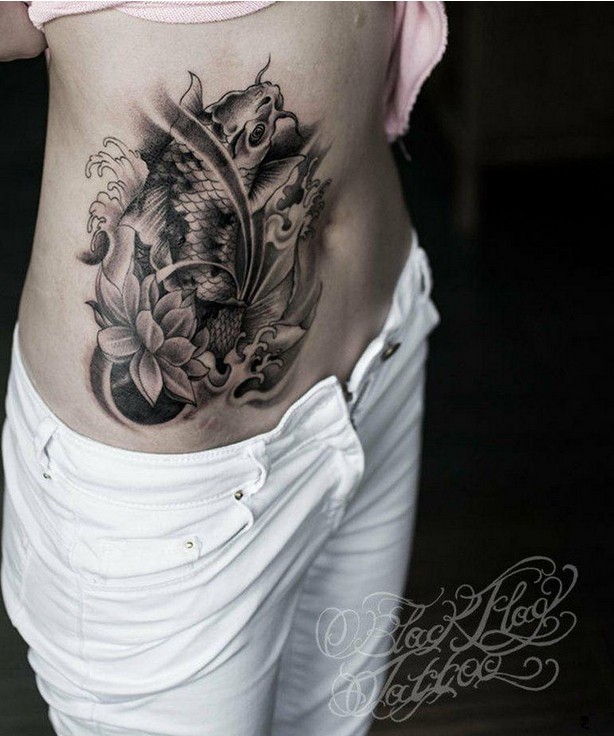 个性女人侧腰鲤鱼莲花纹身图片图片