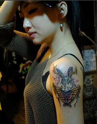 漂亮女生肩部可爱奇特兔纹身图案图片