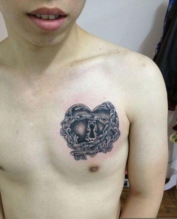 男生前胸超酷的爱心锁链纹身图片图片