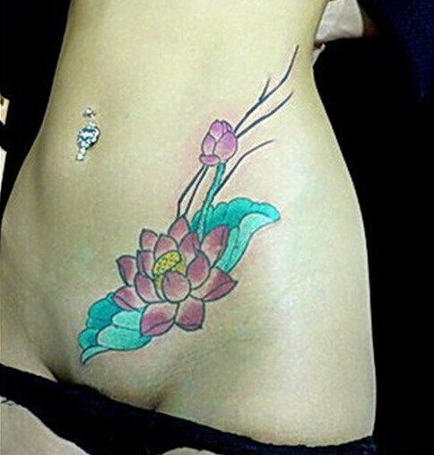 女性高贵气质清新莲花腰部纹身图片