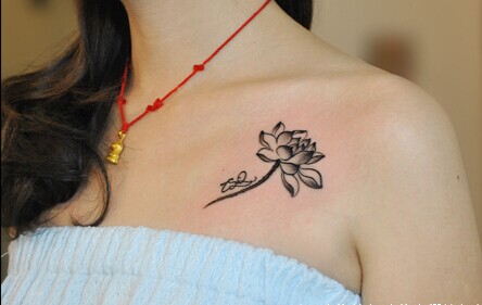 女性前胸一朵莲花单色纹身图片