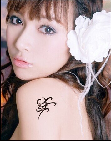 漂亮清纯女生肩部唯美小图腾纹身图片