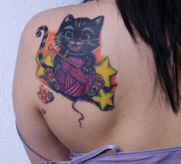 肩上玩毛线球的小猫咪趣味纹身图片