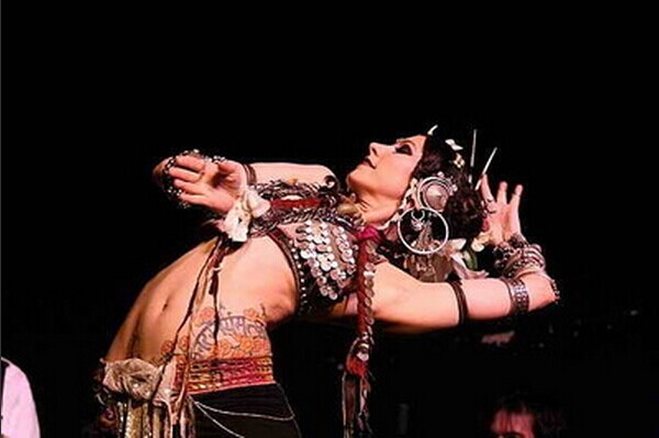 肚皮舞者腰部唯美花藤图腾纹身图案图片