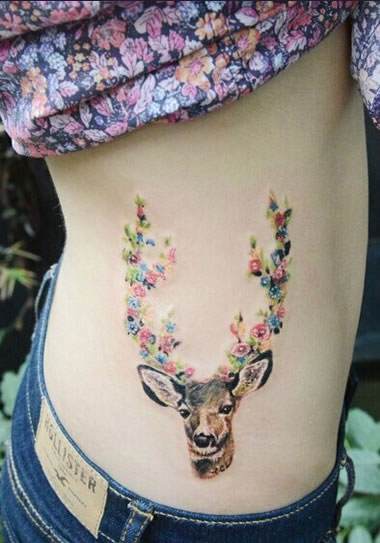 腰部很有创意的梅花鹿纹身图图片