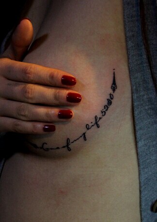 性感女生胸部唯美英文音乐符纹身图片