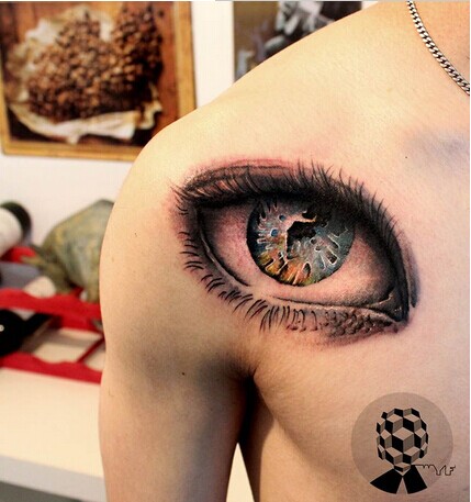 时尚男生肩部另类大眼睛纹身效果图图片