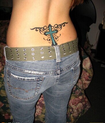 美女细腰部唯美十字架花藤纹身图片