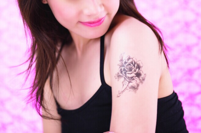 微笑美女肩部唯美高清漂亮牡丹花纹身图片