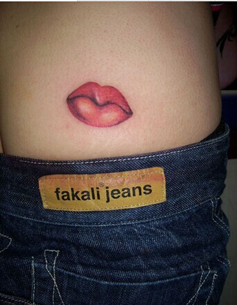 女生腰部唯美性感红唇纹身图案图片