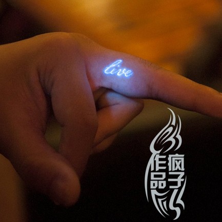 手指特色荧光字母纹身欣赏图片
