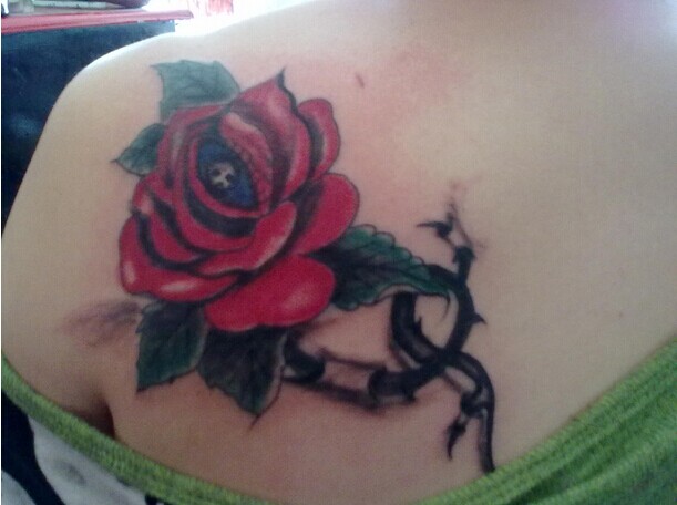 女生肩部高清唯美漂亮的玫瑰花纹身图片