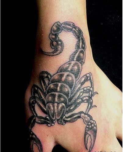 虎口上的黑色大蝎子纹身作品图片