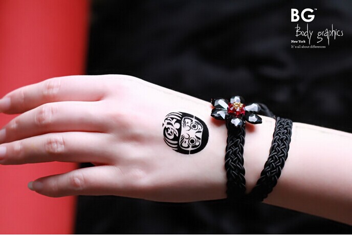 女生玉手处清新图腾纹身图片