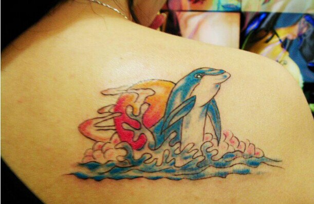 性感女生肩部漂亮彩色海豚纹身图片