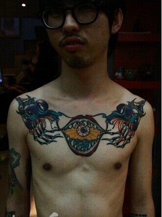 男生胸部很帅经典的死亡之花骸骨纹身图片