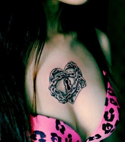 性感女生胸前的爱心锁纹身图案图片
