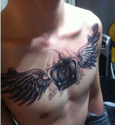 男生前胸超酷时尚的皇冠翅膀纹身图图片