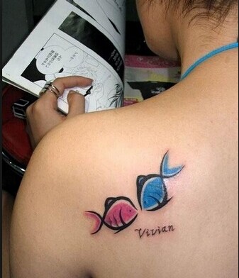 看漫画小伙子肩部清新唯美小鱼亲嘴纹图片