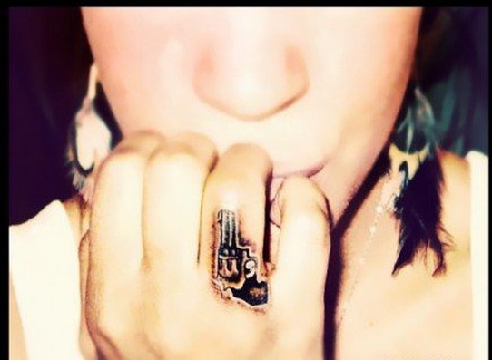 手指个性手枪纹身图案图片