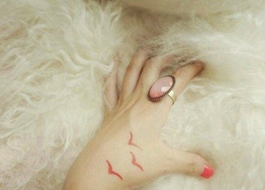 手部海鸥纹身图案图片