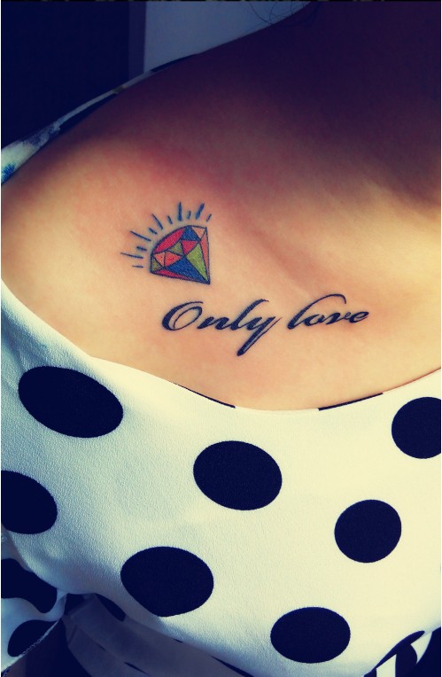 女生锁骨处的七彩钻石纹身图案图片