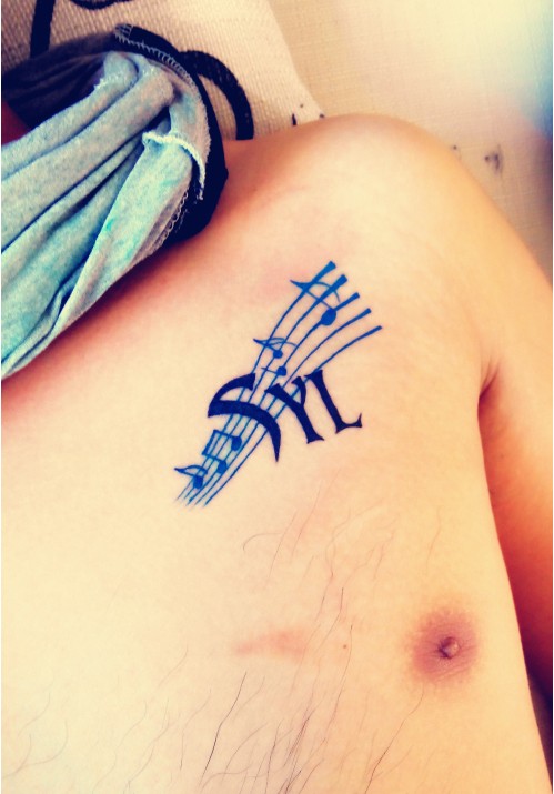 胸部音符图案纹身作品图片