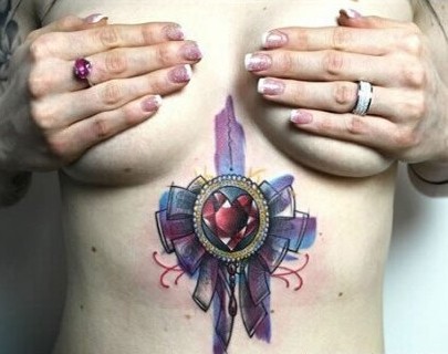 胸部蝴蝶结里的红宝石纹身图案图片