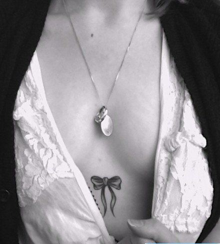 女人小清新胸部蝴蝶结文身作品图片