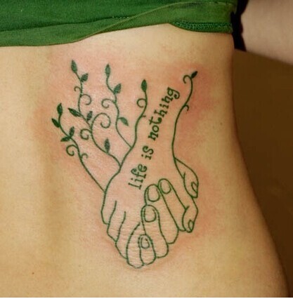 女生腰部清新唯美手握手纹身图图片